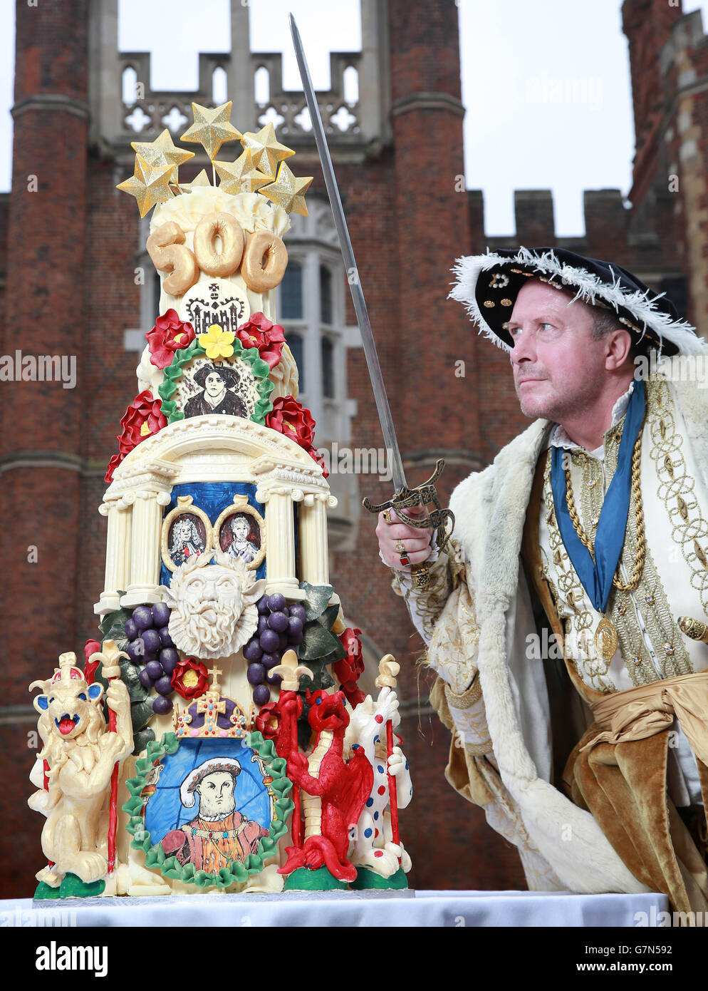 S 500. Geburtstag im Tudor Palast in East Molesey, Surrey, mit einem aufwendig detaillierten fünfstufigen Kuchen, der von Historic Royal Palaces aus Choccywoccydoodah in Auftrag gegeben wurde. Stockfoto
