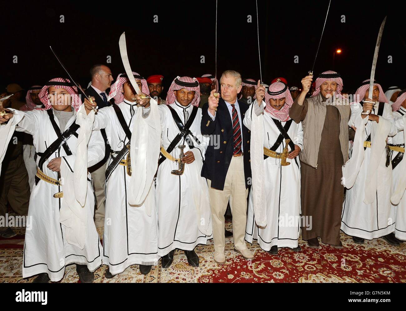 Der Prinz von Wales schließt sich mit einem traditionellen Schwerttanz in der Altstadt von Al Ula im Nordwesten Saudi-Arabiens an, am fünften Tag seiner Tour in den Nahen Osten. Stockfoto
