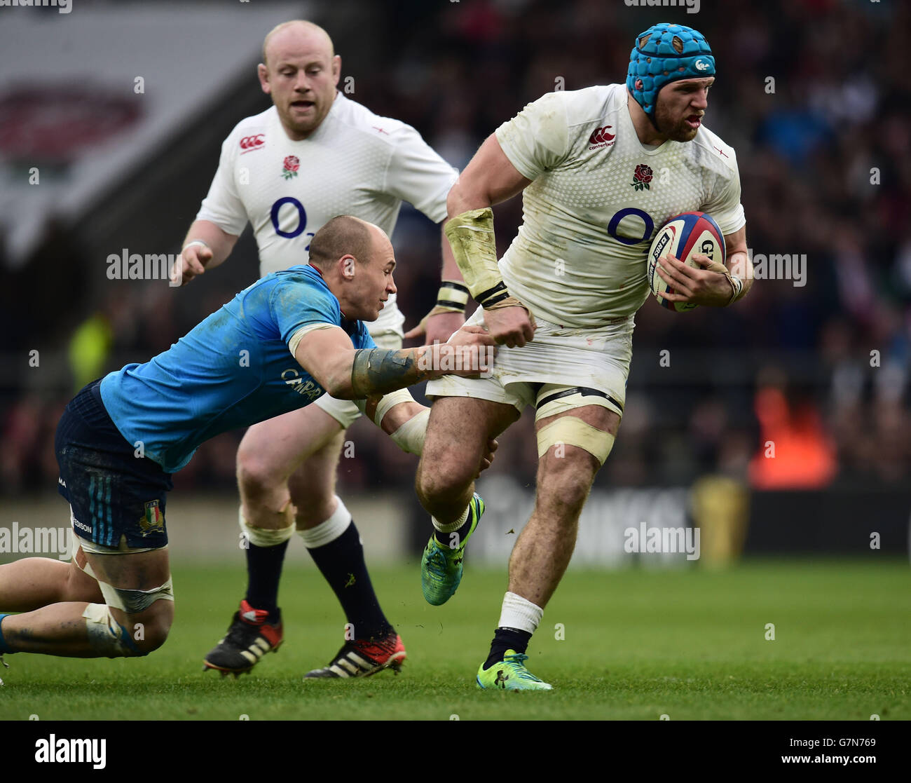 Rugby Union - 2015 RBS Six Nations - England - Italien - Twickenham. Der englische James Haskell wird beim Nationenspiel 6 in Twickenham, London, vom italienischen Sergio Parisse angegangen. Stockfoto