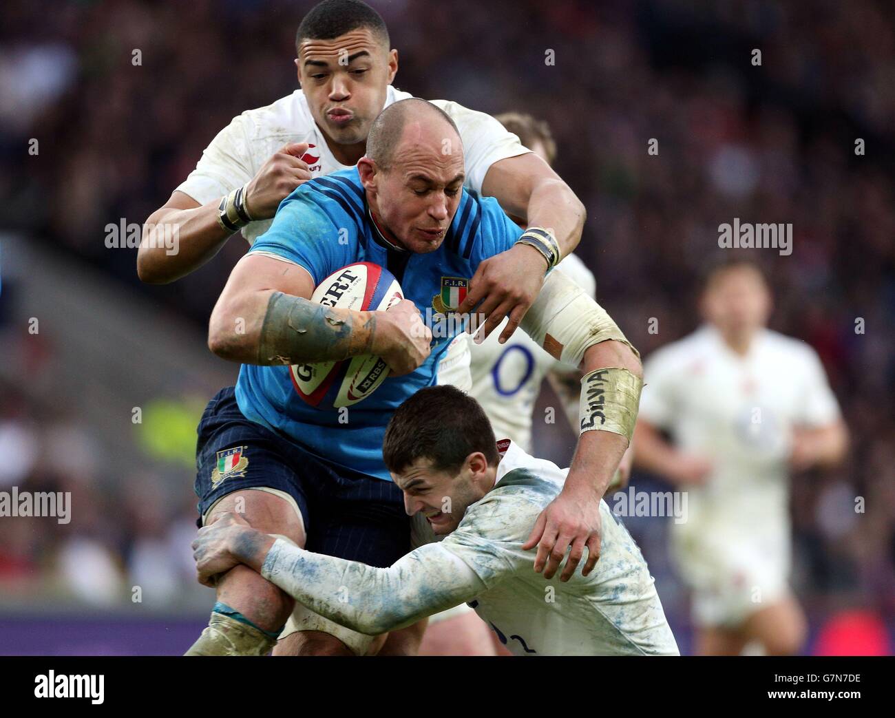 Rugby Union - 2015 RBS Six Nations - England - Italien - Twickenham. Der italienische Sergio Parisse wird vom englischen Luther Burrell (oben) und jonny May beim Nationenspiel 6 in Twickenham, London, angegangen. Stockfoto