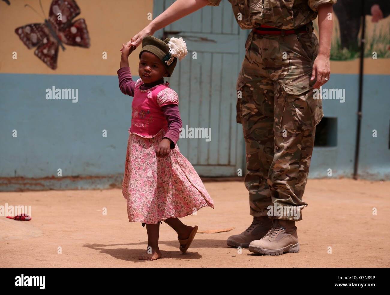Ein Kind trägt einen Tam O'Shanter, während Soldaten von 2 Schotten das Nanyuki Kinderheim besuchen, um den Waisenkindern Geschenke zu spenden, während Soldaten des 2. Bataillons, des Royal Regiment of Scotland, an der Übung Askari Storm am Stadtrand von Nanyuki, Kenia, teilnehmen. Stockfoto