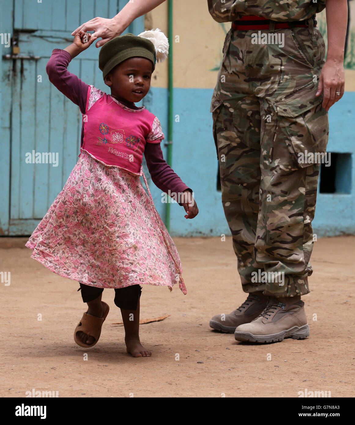 Ein Kind trägt einen Tam O'Shanter, während Soldaten von 2 Schotten das Nanyuki Kinderheim besuchen, um den Waisenkindern Geschenke zu spenden, während Soldaten des 2. Bataillons, des Royal Regiment of Scotland, an der Übung Askari Storm am Stadtrand von Nanyuki, Kenia, teilnehmen. Stockfoto