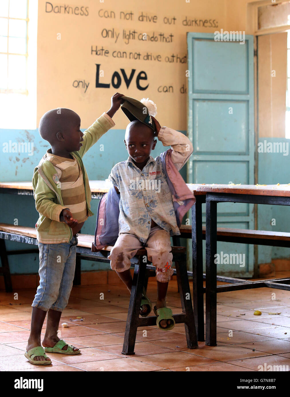 Kinder spielen mit einem Tam O'Shanter, während Soldaten von 2 Schotten das Nanyuki Kinderheim besuchen, um den Waisenkindern Geschenke zu spenden, während Soldaten des 2. Bataillons, des Royal Regiment of Scotland, an der Übung Askari Storm am Stadtrand von Nanyuki, Kenia, teilnehmen. Stockfoto