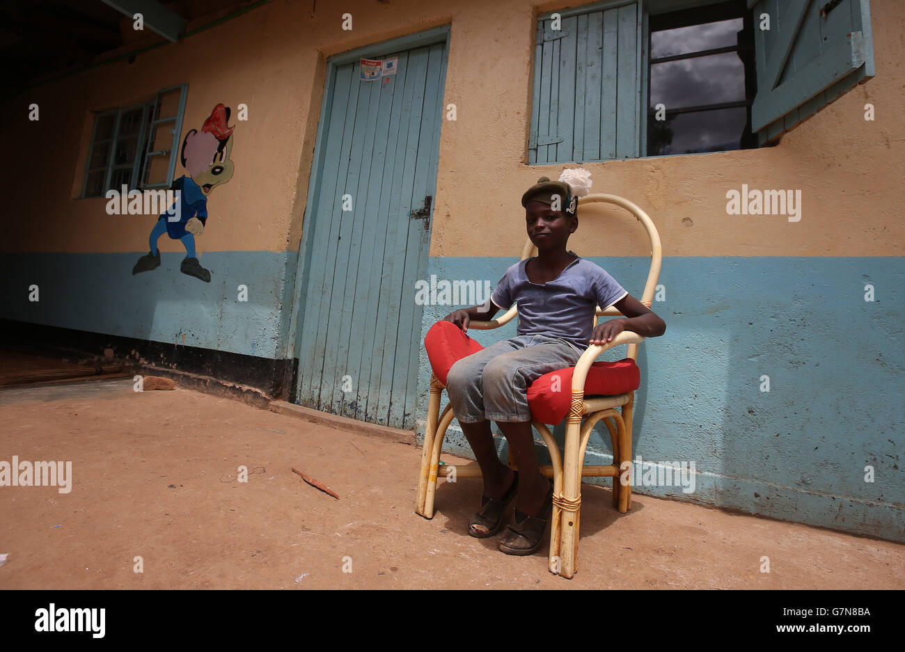 Ein Kind sitzt auf einem Stuhl, trägt einen Tam O'Shanter, als Soldaten von 2 Schotten, besuchen Sie das Nanyuki Kinderheim, um Geschenke an die Waisenkinder zu spenden, während Soldaten des 2. Bataillons, des Royal Regiment of Scotland, an der Übung Askari Storm am Stadtrand von Nanyuki, Kenia, teilnehmen. Stockfoto