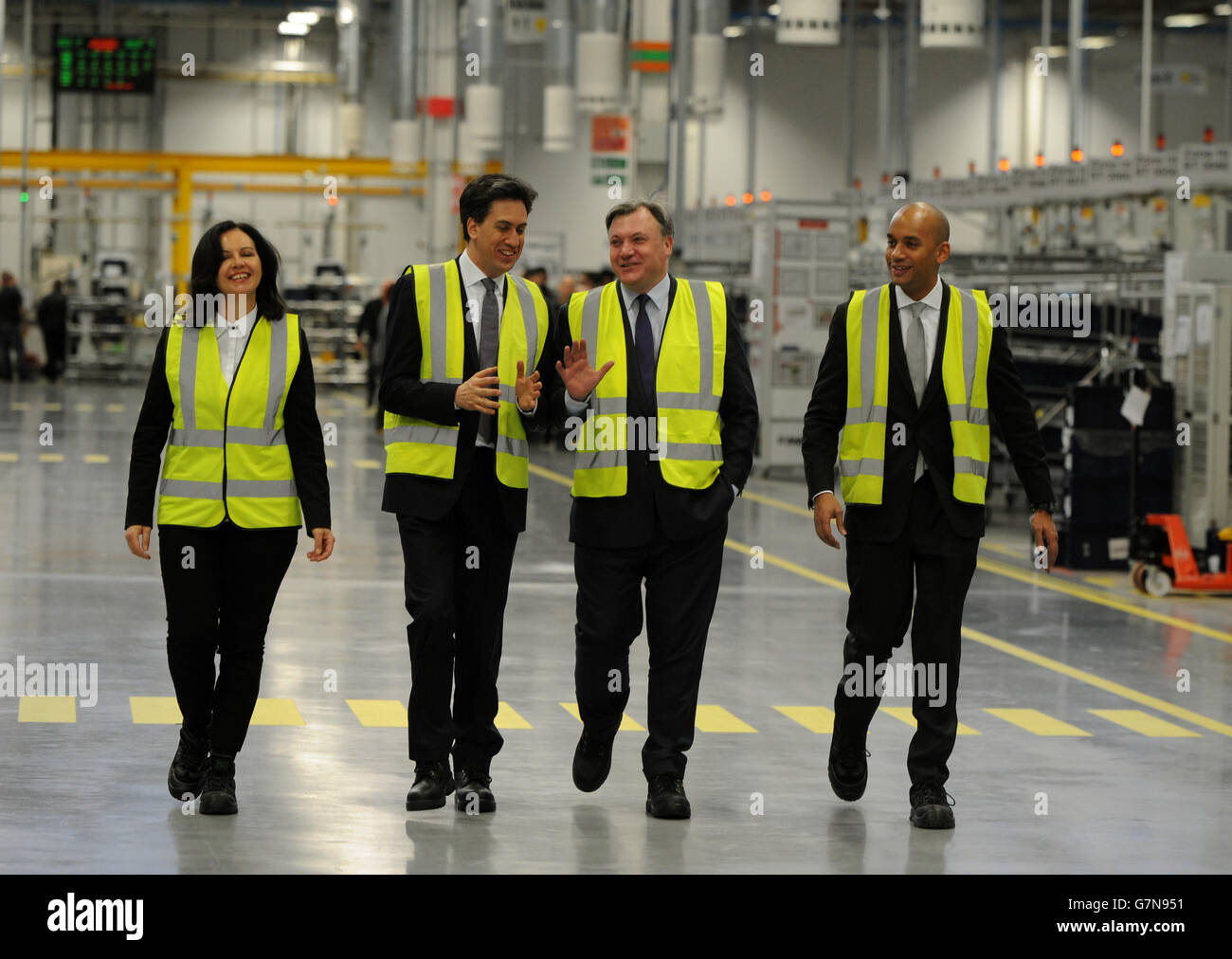 Arbeitsleiter Ed Miliband mit Schattenkanzler Ed Balls (zweiter rechts), Schattenministerin für Energie und Klimawandel Caroline Flint (links) und Schattenwirtschaftsministerin Chuka Umunna bei einem Besuch bei Jaguar Land Rover, Wolverhampton. Stockfoto