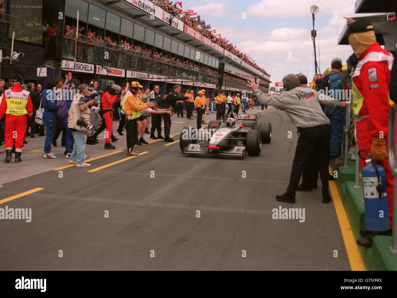 David Coulthard fährt nach dem Sieg am McLaren Pit vorbei Großer Preis Von Australien Stockfoto