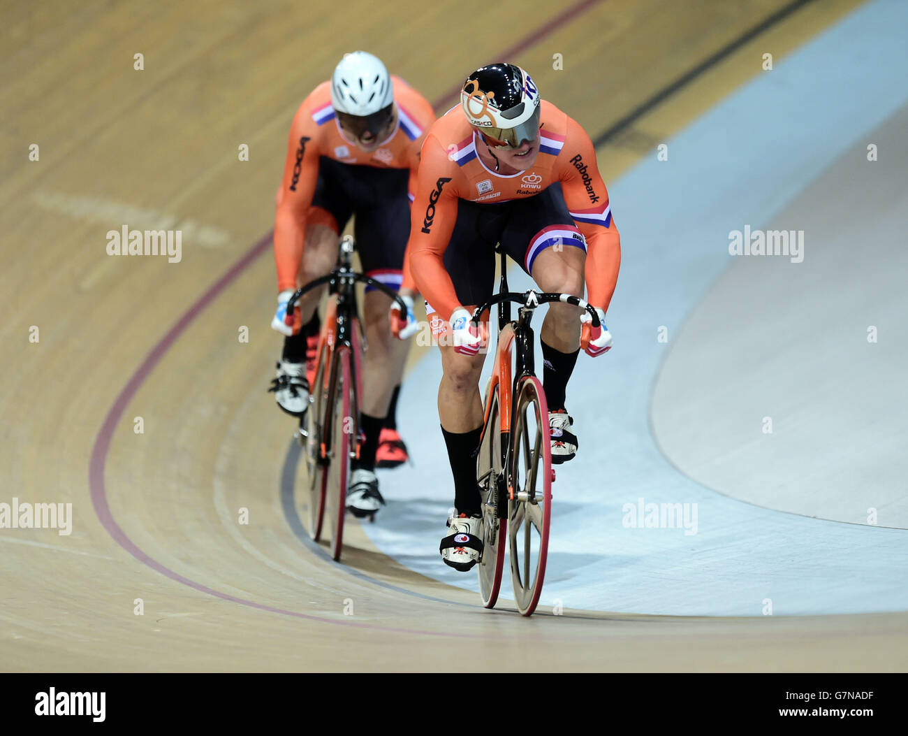 Der Niederländer Jeffrey Hoogland (rechts) im Männer Team Sprint Qualifying während der UCI Track Cycling World Championships im Velodrome National, Saint-Quentin-en-Yvelines, Frankreich. DRÜCKEN Sie VERBANDSFOTO. Bilddatum: Mittwoch, 18. Januar 2015. Siehe PA Geschichte CYCLING World. Bildnachweis sollte lauten: Adam Davy/PA Wire. Stockfoto