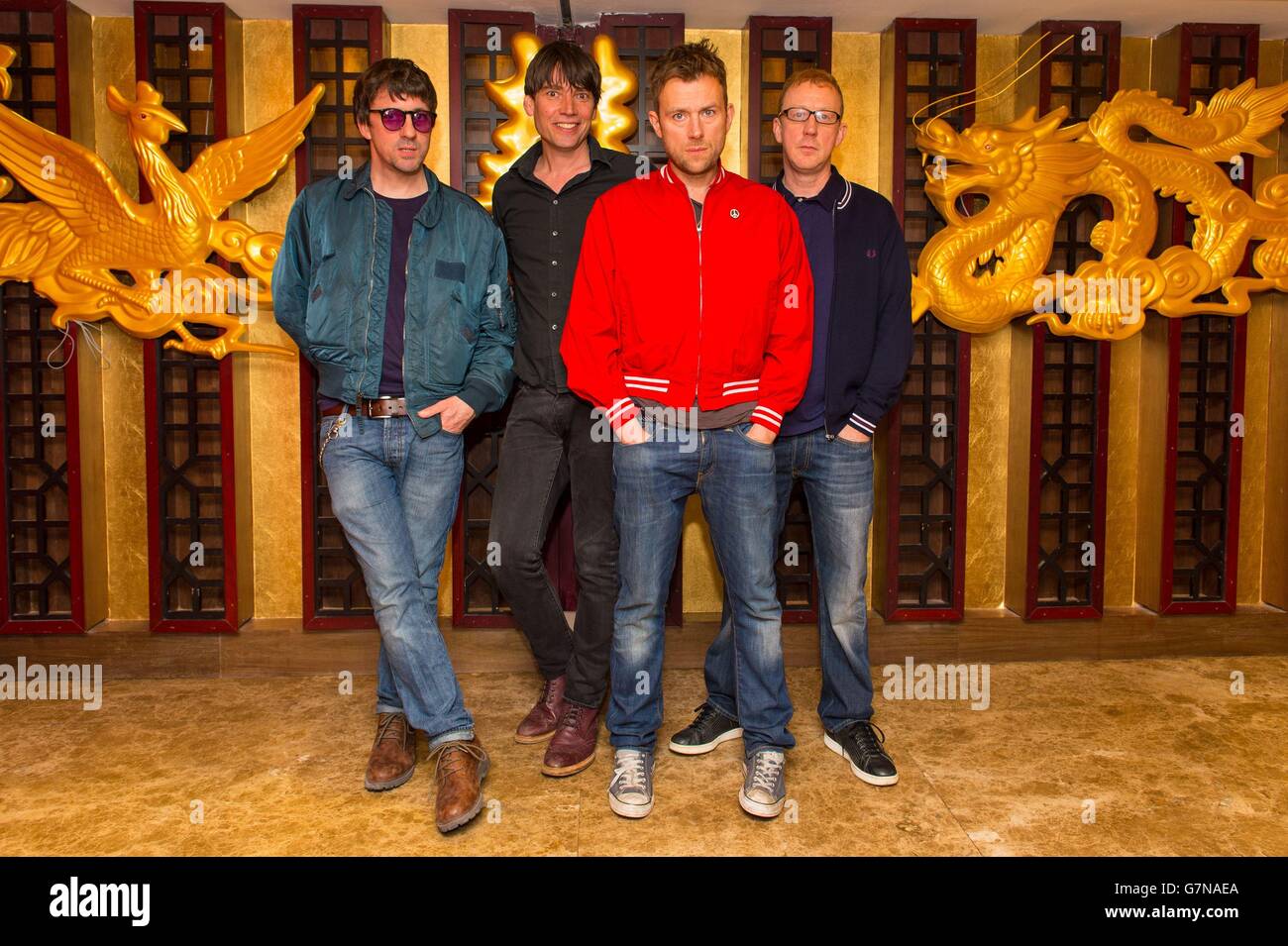 Blur (von links nach rechts) Graham Coxon, Alex James, Damon Albarn und Dave Rowntree, die als Headline-Band für Barclaycard angekündigt wurden, präsentieren den British Summer Time Hyde Park 2015 bei einer Fotozelle im Golden Phoenix Restaurant in Chinatown, London. Stockfoto