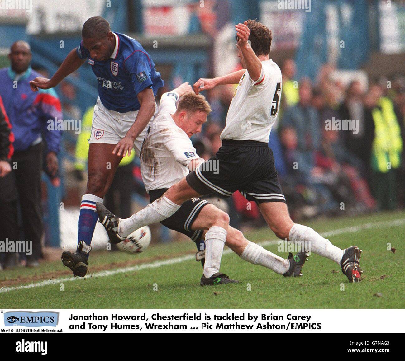 Fußball - F.A. Cup 6. Runde - Chesterfield gegen Wrexham. Jonathan Howard, Chesterfield, wird von Brian Carey und Tony Humes, Wrexham, angegangen Stockfoto