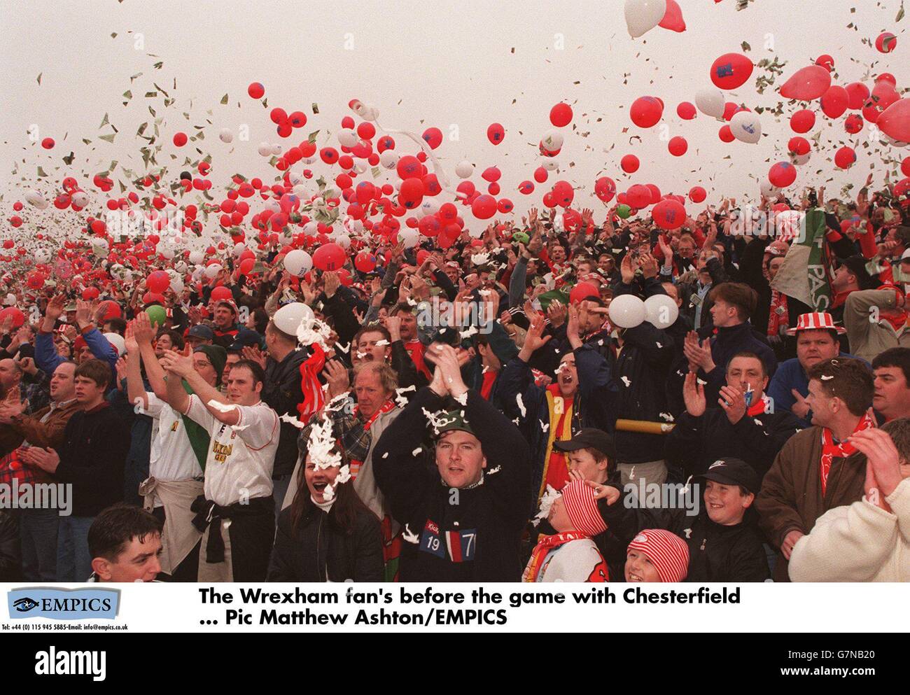 Fußball - F.A. Cup 6. Runde - Chesterfield gegen Wrexham. Wrexham Fans Stockfoto