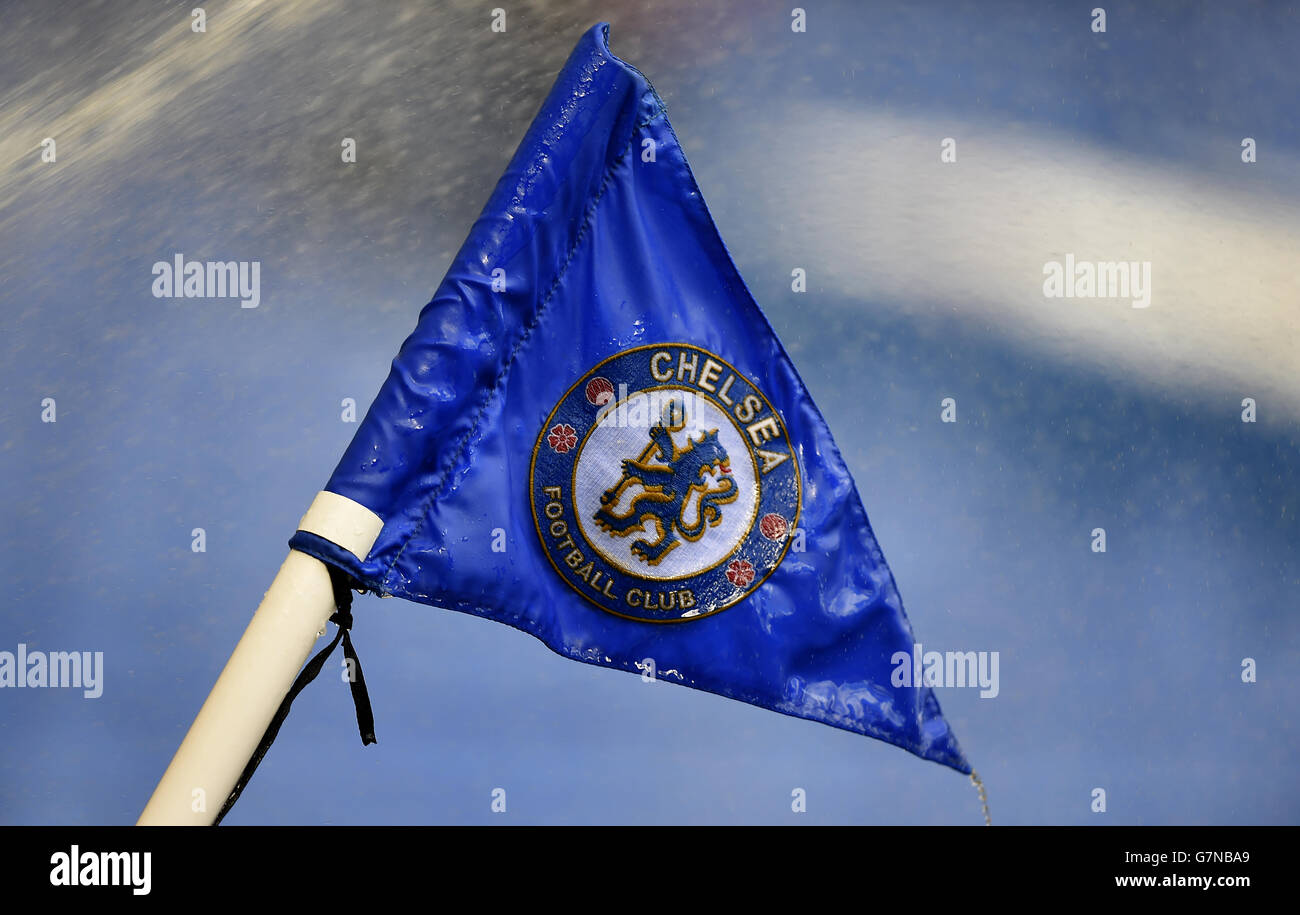 Ein Sprinkler schwänzt vor dem Kick eine Eckflagge der Marke Chelsea Aus Stockfoto