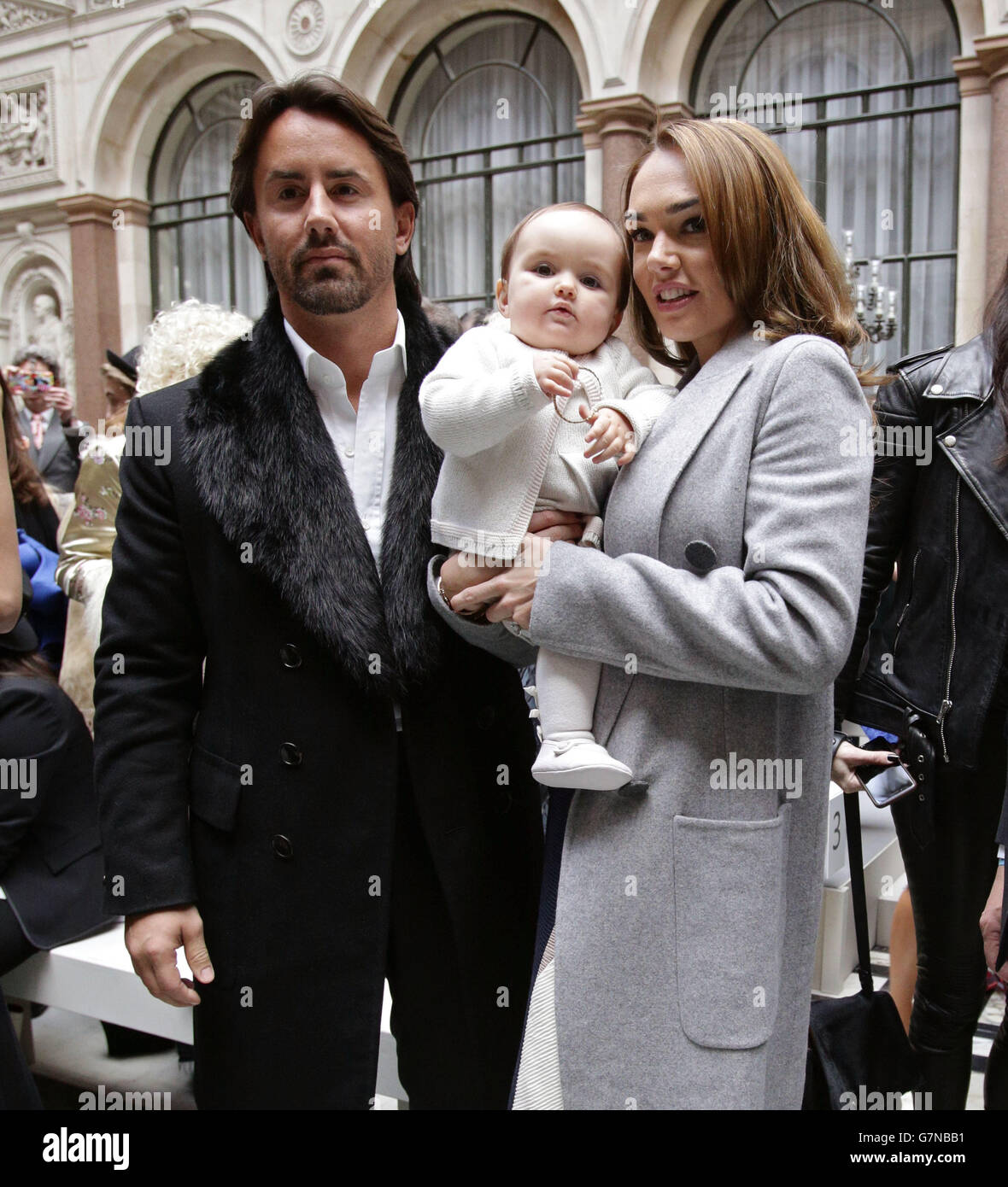 Tamara Ecclestone, ihr Mann Jay Rutland und ihr Baby Sophia bei der Julien Macdonald Herbst/Winter 2015 London Fashion Week Show, im Foreign and Commonwealth Office, London. Stockfoto