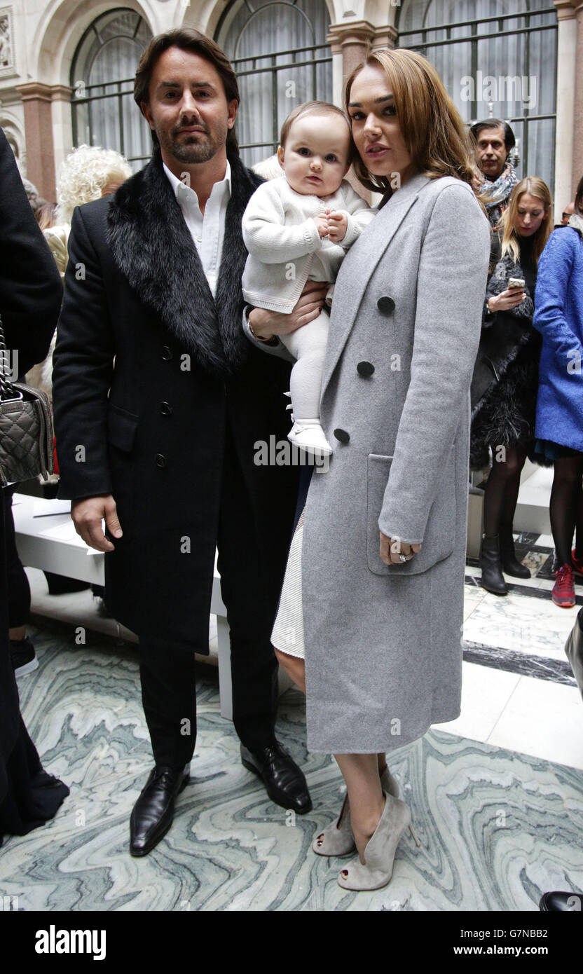 Tamara Ecclestone, ihr Mann Jay Rutland und ihr Baby Sophia bei der Julien Macdonald Herbst/Winter 2015 London Fashion Week Show, im Foreign and Commonwealth Office, London. Stockfoto