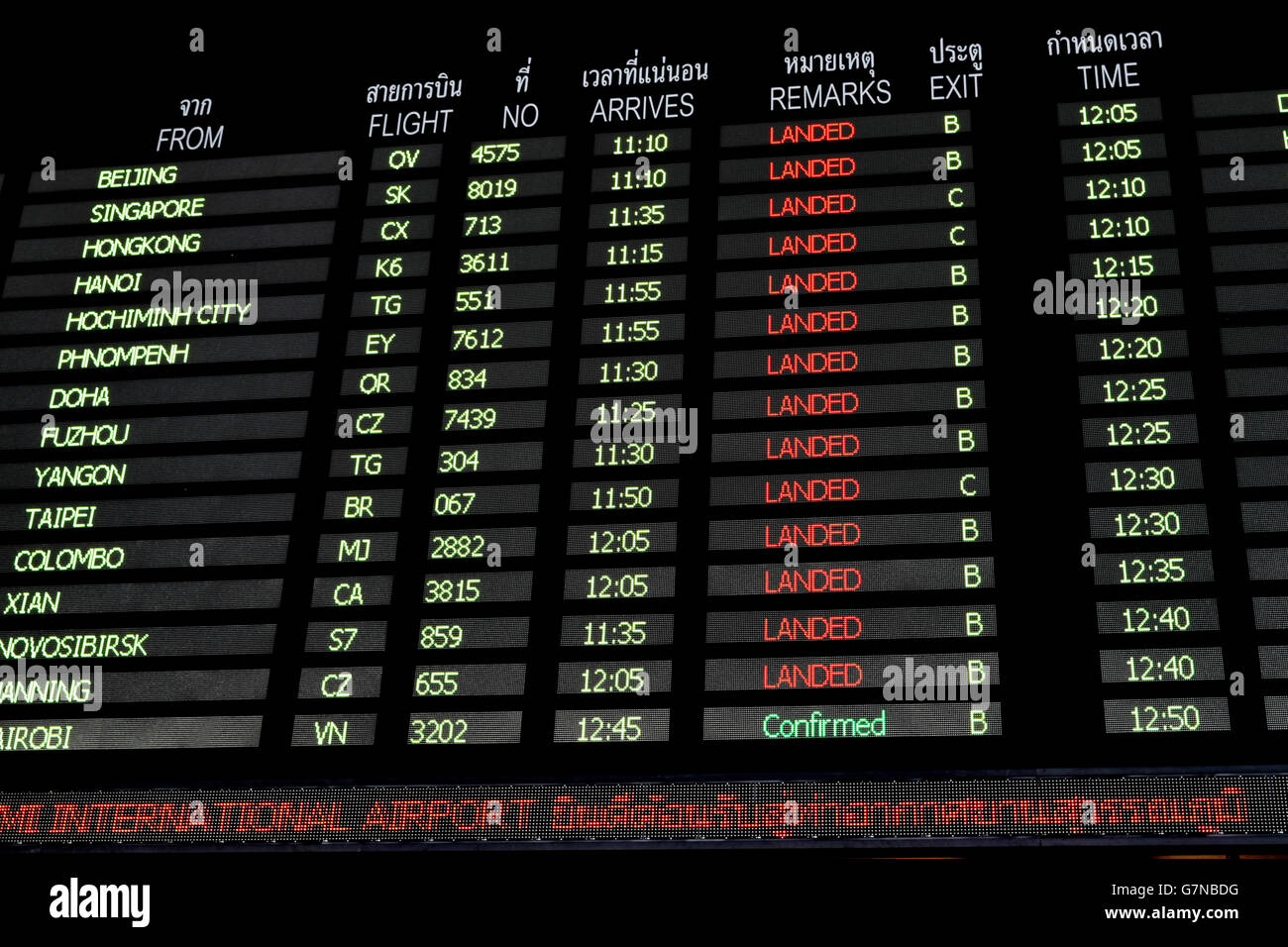 Flugtafel Ankunft befindet sich in der Ankunftshalle Flughafen Suvarnabhumi International Airport, Bangkok, Thailand. Stockfoto