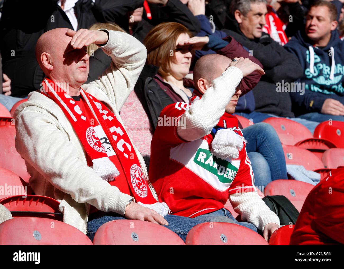 Middlesbrough-Fans kämpfen beim Sky Bet Championship-Spiel im Riverside Stadium, Middlesbrough, um im hellen Sonnenlicht zuzusehen. Stockfoto