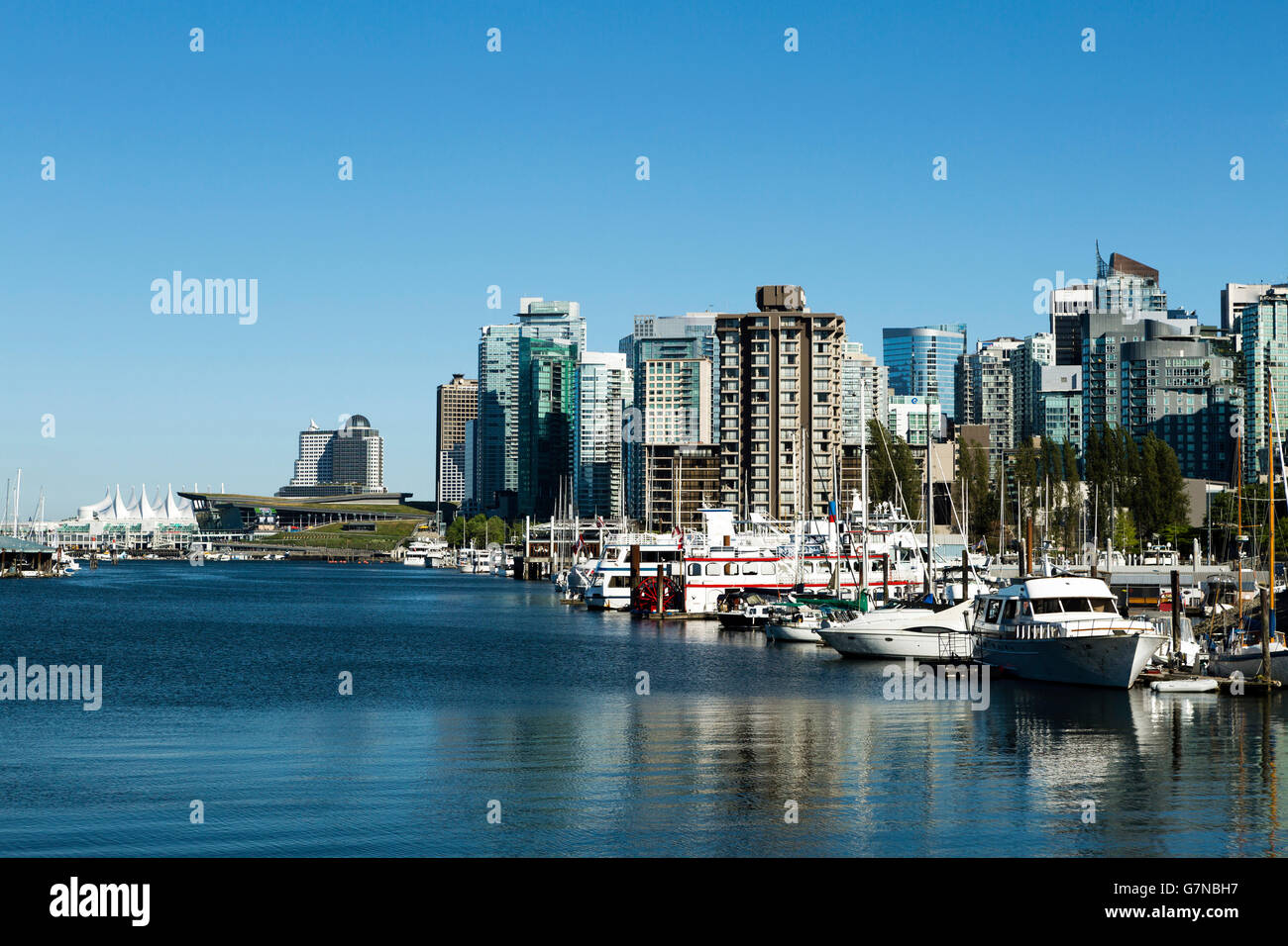Skyline Stadtbild Blick auf Kohle Harbor, Canada Place, Vancouver Convention Centre und Innenstadt von Vancouver, British Columbia. Stockfoto