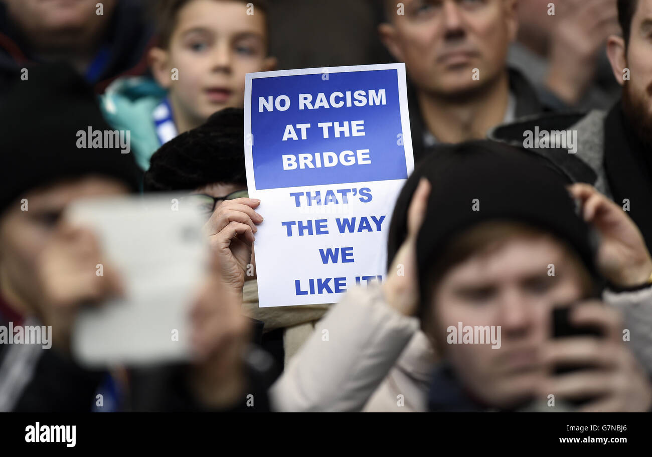 Ein Fan hält ein Blatt Papier hoch, das sagt: „kein Rassismus an der Brücke: So gefällt es uns!“ Stockfoto