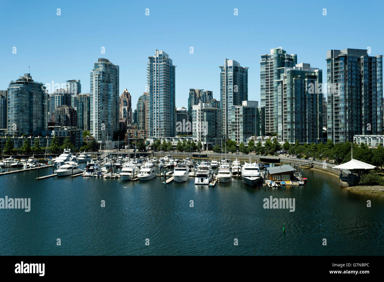Skyline Stadtbild mit Blick auf False Creek und Yaletown befindet sich in Vancouver, British Columbia, Kanada. Stockfoto