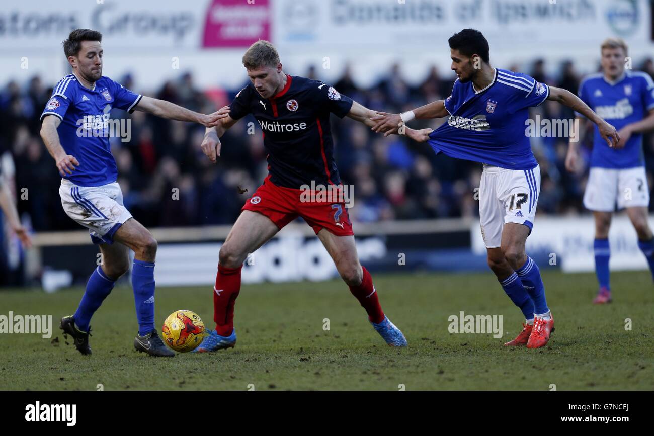 Kevin Bru von Ipswich Town (rechts) und Cole Skuse (links) und Leading's Pavel Pogrebnyak in Aktion Stockfoto