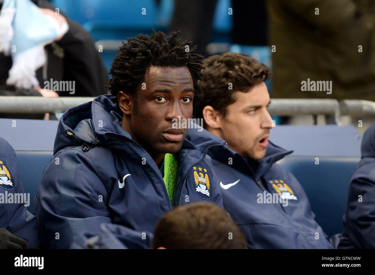 Fußball - Barclays Premier League - Manchester City / Newcastle United - Etihad Stadium. Die Wilfried Bony von Manchester City sitzt während des Spiels der Barclays Premier League im Etihad Stadium in Manchester auf der Bank. Stockfoto