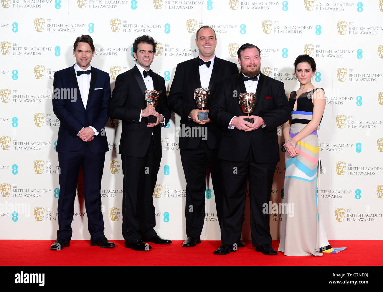 (Von links nach rechts) Thomas Curley, Ben Wilkins, Craig Mann mit dem Sound Award für Whiplash, zusammen mit den Moderatoren Phoebe Fox und Dougrey Scott (ganz links) bei den EE British Academy Film Awards im Royal Opera House, Bow Street in London. DRÜCKEN SIE VERBANDSFOTO. Bilddatum: Sonntag, 8. Februar 2015. Siehe PA Story SHOWBIZ BAFTA. Der Bildnachweis sollte lauten: Dominic Lipinski/PA Wire Stockfoto