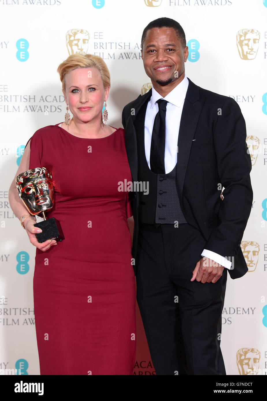 Patricia Arquette mit der Auszeichnung als beste Nebendarstellerin für Boyhood neben Cuba Gooding Jnr, bei den EE British Academy Film Awards im Royal Opera House, Bow Street in London. DRÜCKEN Sie VERBANDSFOTO. Bilddatum: Sonntag, 8. Februar 2015. Siehe PA Geschichte SHOWBIZ BAFTA. Bildnachweis sollte lauten: Dominic Lipinski/PA Wire Stockfoto