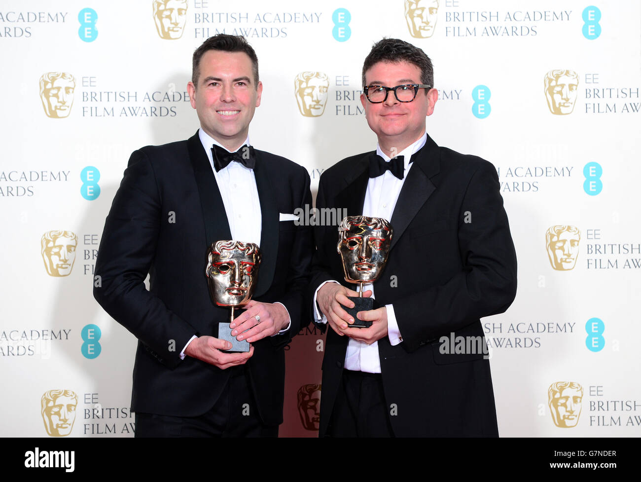 Stephen Beresford (links) und David Livingstone mit dem herausragenden Debüt eines britischen Schriftstellers, Regisseurs oder Produzenten im Jahr 2015 Award for Pride bei den EE British Academy Film Awards im Royal Opera House, Bow Street in London. DRÜCKEN SIE VERBANDSFOTO. Bilddatum: Sonntag, 8. Februar 2015. Siehe PA Story SHOWBIZ BAFTA. Der Bildnachweis sollte lauten: Dominic Lipinski/PA Wire Stockfoto