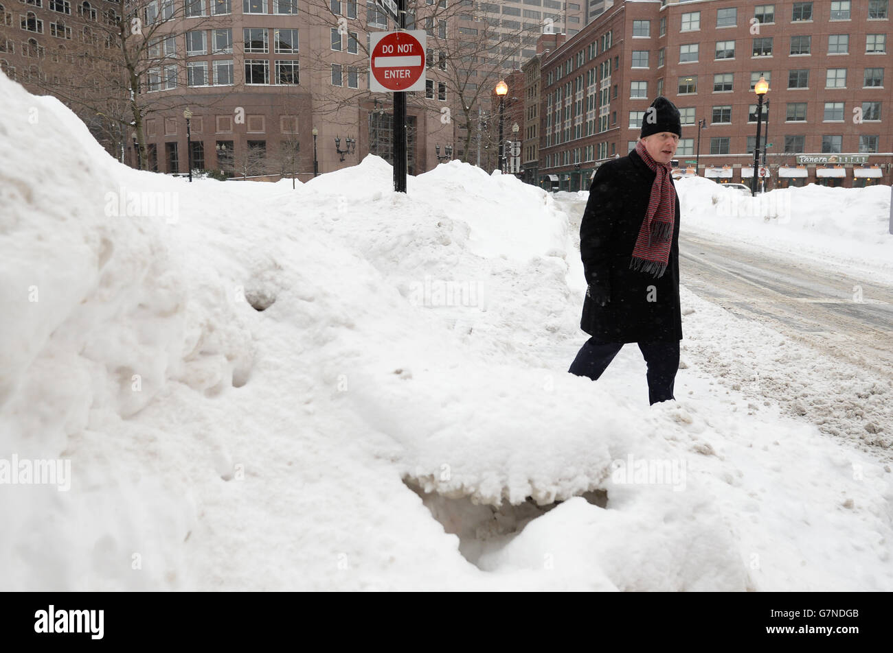 Der Bürgermeister von London, Boris Johnson, beginnt seinen sechstägigen Besuch in den USA mit einem Rundgang bei Temperaturen unter dem Gefrierpunkt rund um das "Big DIG"-Regenerationsprojekt in Boston, USA. Stockfoto