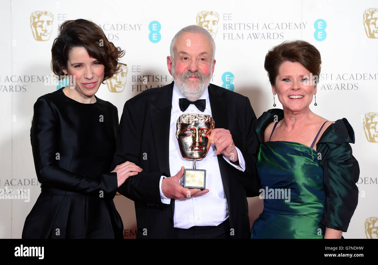 Mike Leigh mit dem Fellowship Award, zusammen mit Sally Hawkins und Imelda Staunton (rechts), bei den EE British Academy Film Awards im Royal Opera House, Bow Street in London. DRÜCKEN Sie VERBANDSFOTO. Bilddatum: Sonntag, 8. Februar 2015. Siehe PA Geschichte SHOWBIZ BAFTA. Bildnachweis sollte lauten: Dominic Lipinski/PA Wire Stockfoto