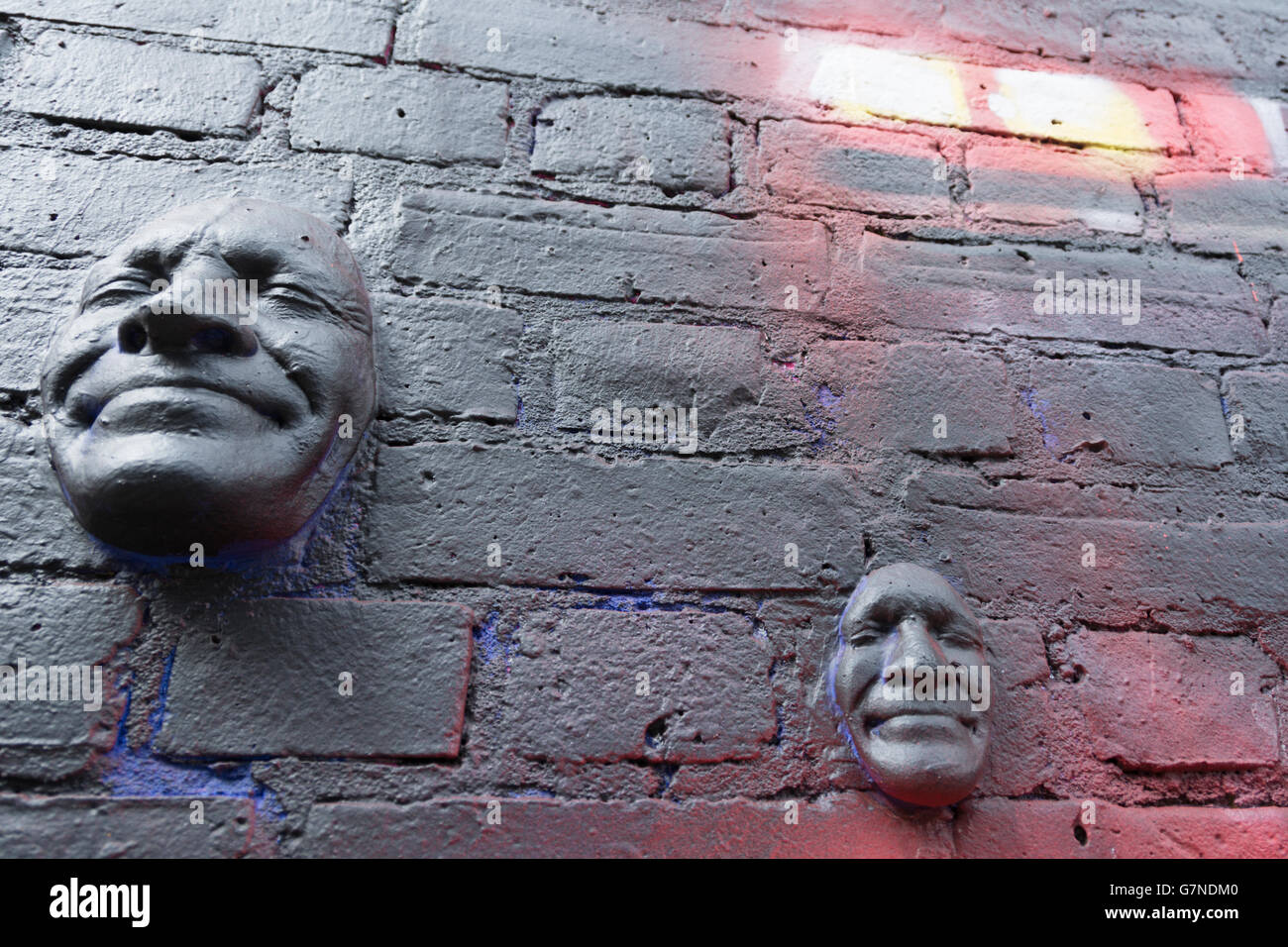 Gesicht-Skulptur von französische Straßenkünstler Gregos, Teil seiner Skulpturen "Mein Gesicht auf die Wände von England". Stockfoto