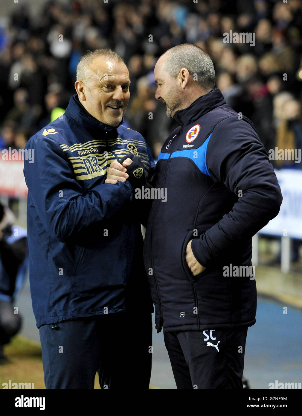 Reading Manager Steve Clarke (rechts) begrüßt Neil, Manager von Leeds United Redfearn vor dem Kick-off Stockfoto