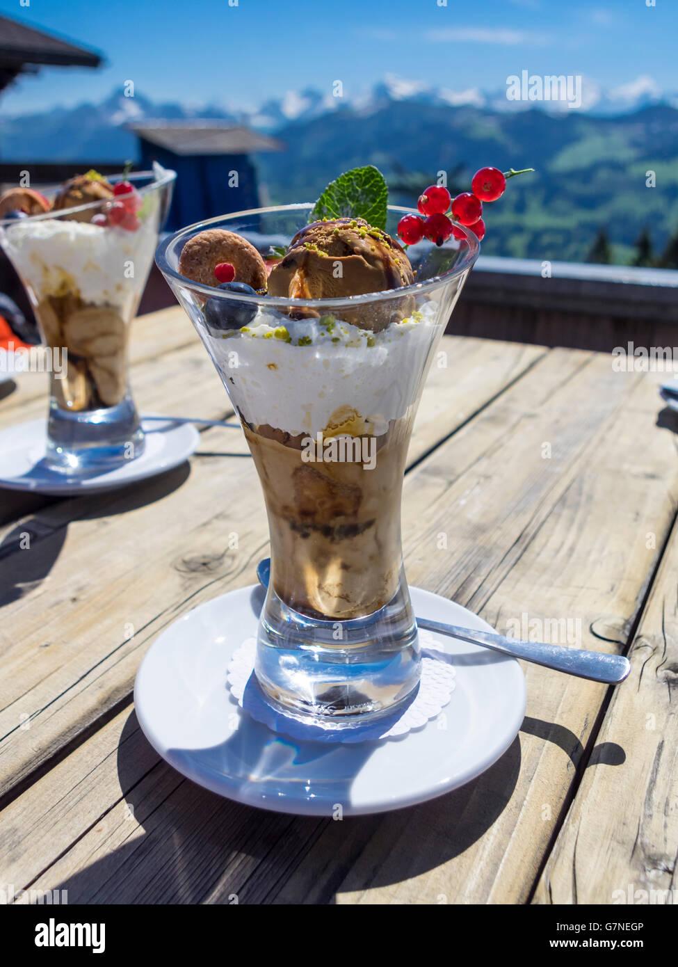 Iced Coffee Eisbecher im Freien serviert, in den Schweizer Alpen. Mokka-Eis mit Kaffee, Kaffee Sirup und Sahne. Stockfoto