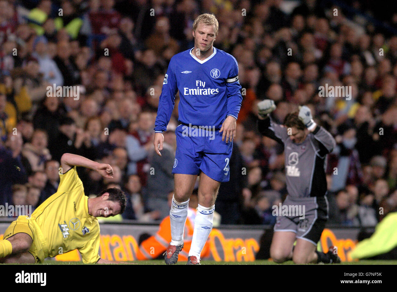 Chelsea's Eidur Gudjohnsen wendet sich ab, nachdem sie ihr drittes Tor erzielt hat Gegen Scunthorpe Vereinigten sich als Torhüter Paul Musslewhite (r) und Ian Baraclough (l) Sehen Sie sich dejected an Stockfoto