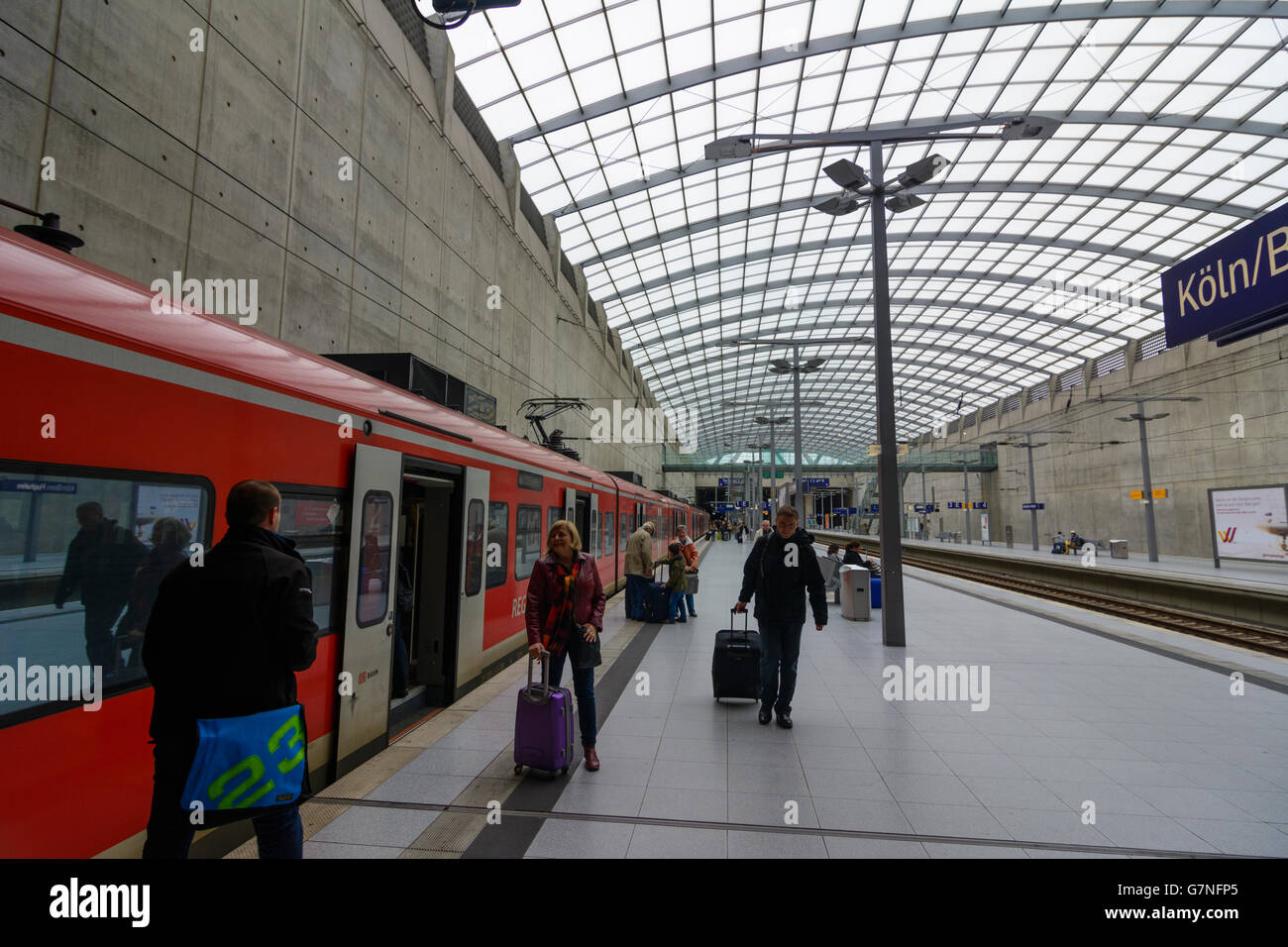 Köln / Bonn Flughafen Bahnhof mit s-Bahn von der DB, Köln, Köln,  Nordrhein-Westfalen, Nordrhein-Westphali Stockfotografie - Alamy