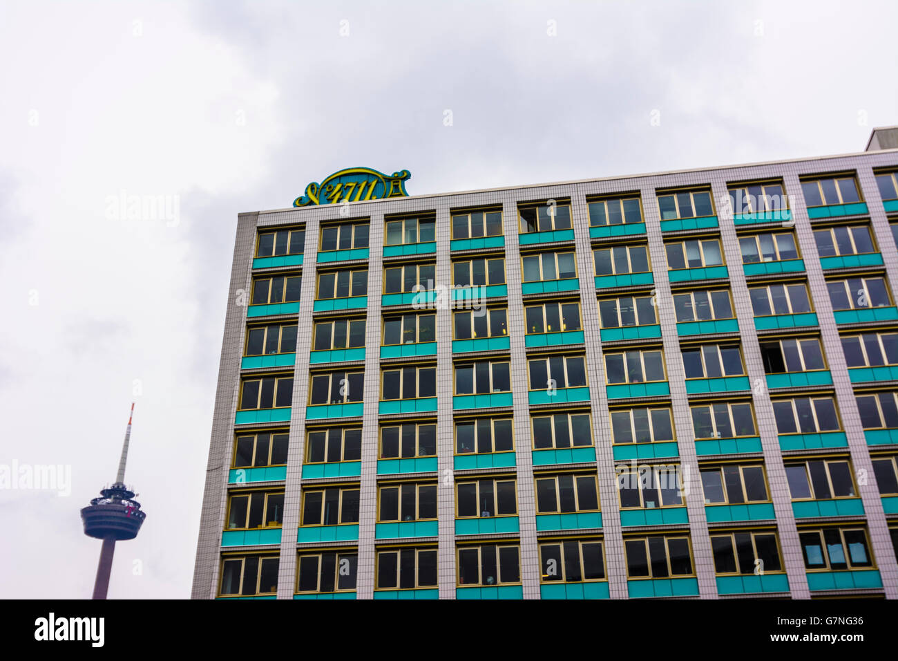 Ehemaliges Verwaltungsgebäude der Parfümfabrik 4711 in Ehrenfeld und die Telekommunikation Turm Colonius, Köln, Köln Stockfoto
