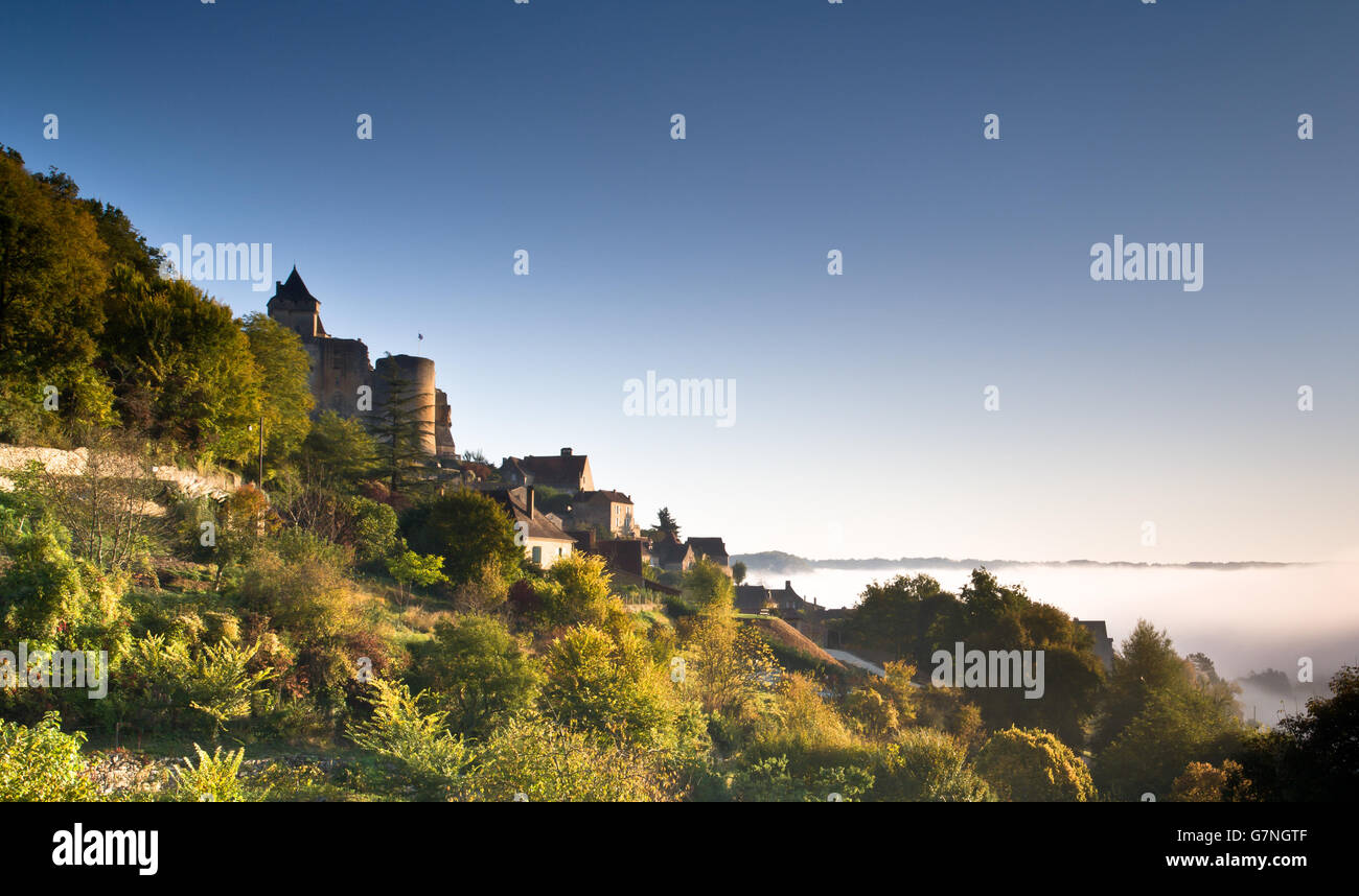 Erstes Licht als Schlösser Castlenaud sitzt über den Wolken Stockfoto