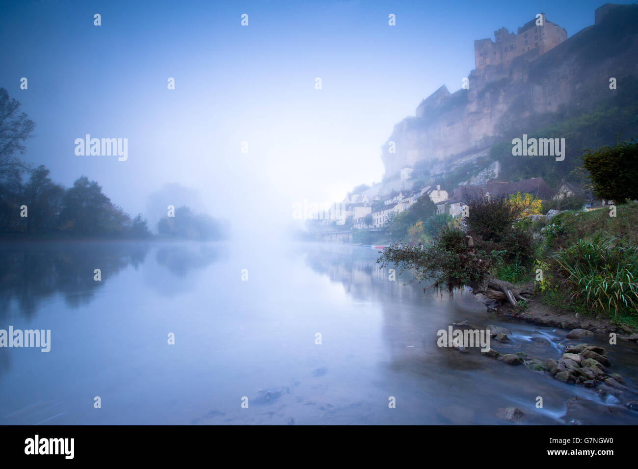 Schloss Beynac in den frühen Morgen Nebel Dordogne Frankreich Stockfoto