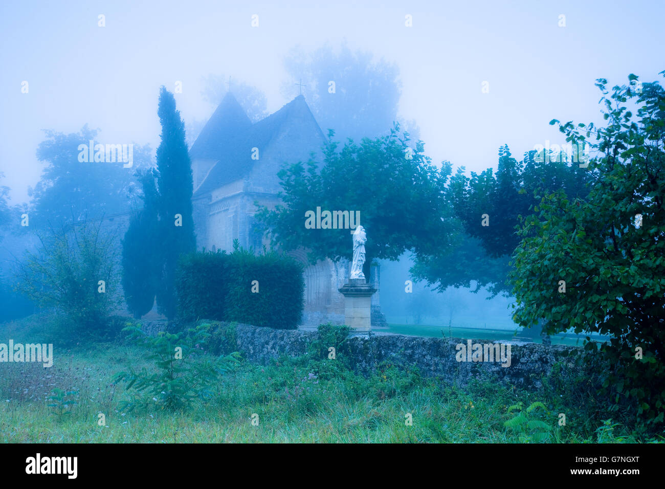 Mittelalterliche Kirche in Nebel Stockfoto