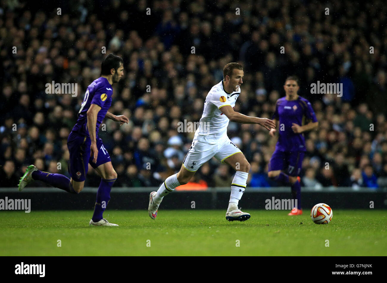 Fußball - UEFA Europa League - Runde 32 - Erstes Bein - Tottenham Hotspur gegen Fiorentina - Weiße Hart Lane. Harry Kane von Tottenham Hotspur läuft während des Spiels der UEFA Europa League in der White Hart Lane, London, mit dem Ball. Stockfoto