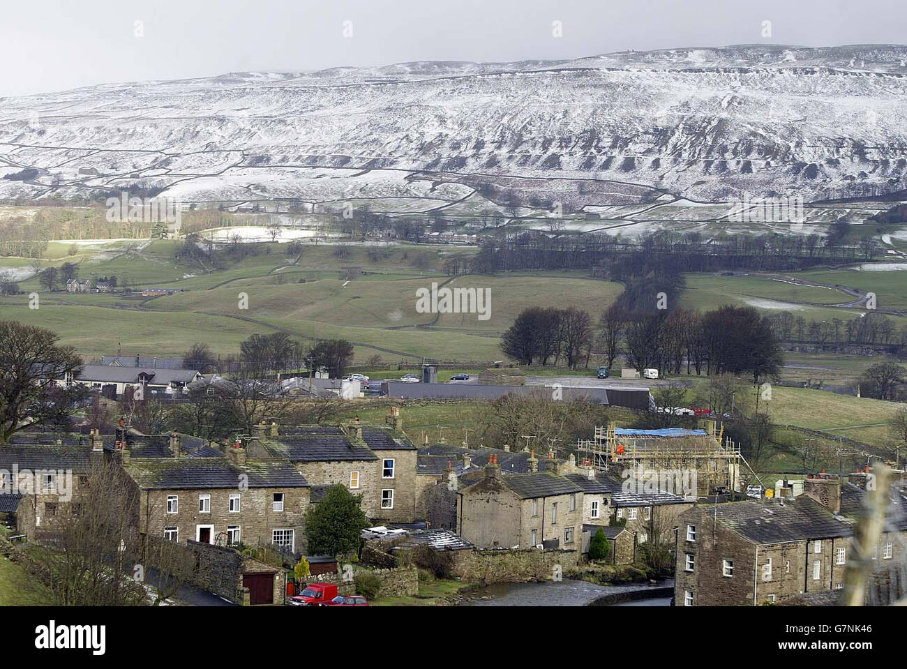 Die Stadt Hawes im Yorkshire Dales National Park, in der sich später Planungsleiter treffen, um Pläne zu diskutieren, den Verkauf von neuen Häusern an die Einheimischen zu beschränken, unter der Behauptung, dass wohlhabende Außenseiter auf der Suche nach Zweitwohnungen die Einheimischen vom Markt abpreisen. Stockfoto