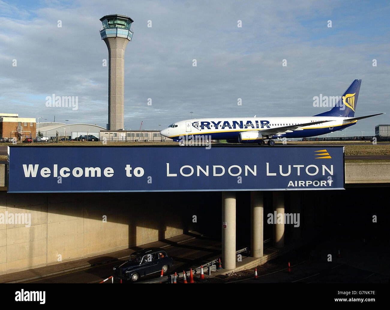 Ein Ryanair-Jet. Die Low-Cost-Fluggesellschaft Ryanair feierte den Start der Verbindungen nach Esjberg in Dänemark, Stockholm, Pisa, Venedig Treviso, Girona und Nimes in Frankreich. Stockfoto
