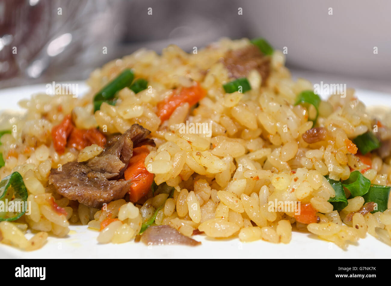 Usbekischer Pilaw auf einer Platte Stockfoto