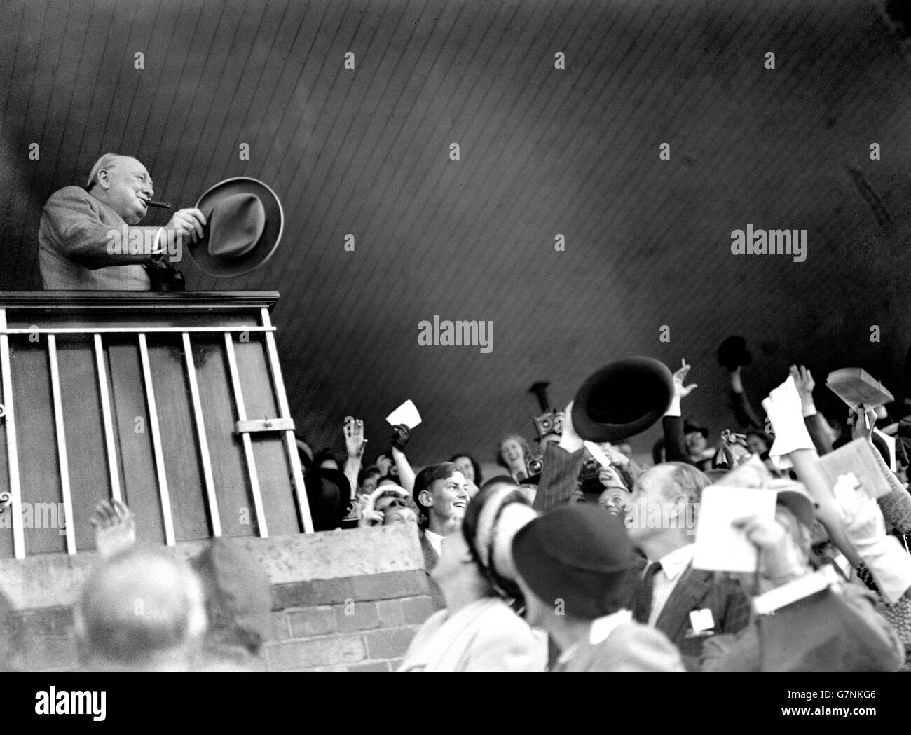 Winston Churchill würdigt die jubelnde Menge, die ihm zu seinem Sieg mit Colonist II in Windsor gratulierte. Stockfoto