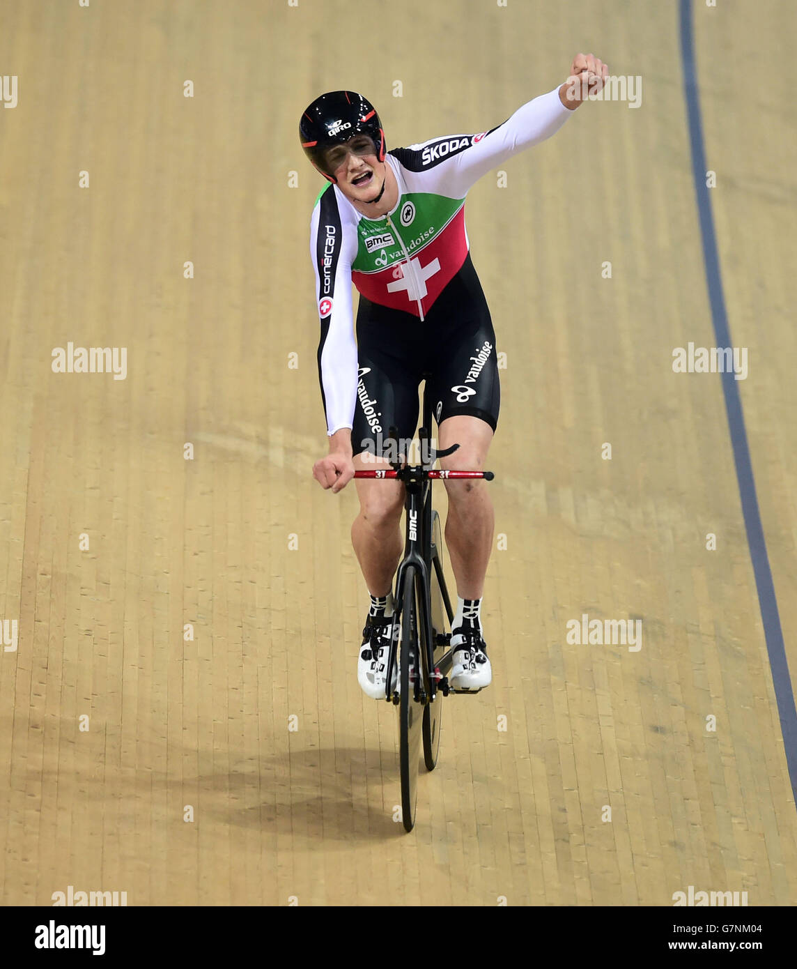 Der Schweizer Stefan Kueng feiert Gold im Einzel-Verfolgungsfinale der Männer am vierten Tag der UCI-Bahn-Weltmeisterschaften im Velodrome National, Saint-Quentin-en-Yvelines, Frankreich. DRÜCKEN SIE VERBANDSFOTO. Bilddatum: Samstag, 21. Februar 2015. Siehe PA Story CYCLING World. Bildnachweis sollte lauten: Adam Davy/PA Wire. Stockfoto