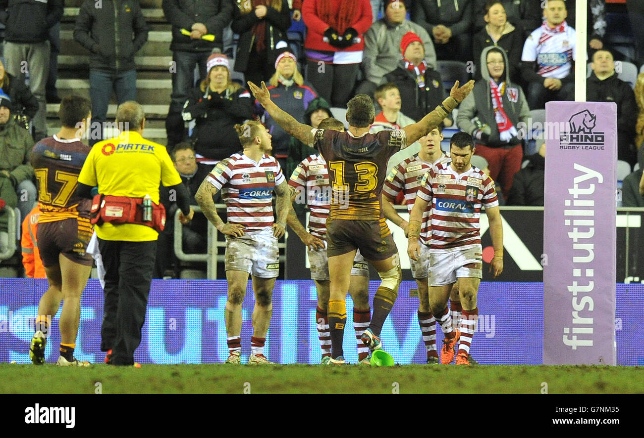 Corey Parker von Brisbane Broncos feiert den Sieg während des Spiels der World Club Series im DW Stadium, Wigan. Stockfoto