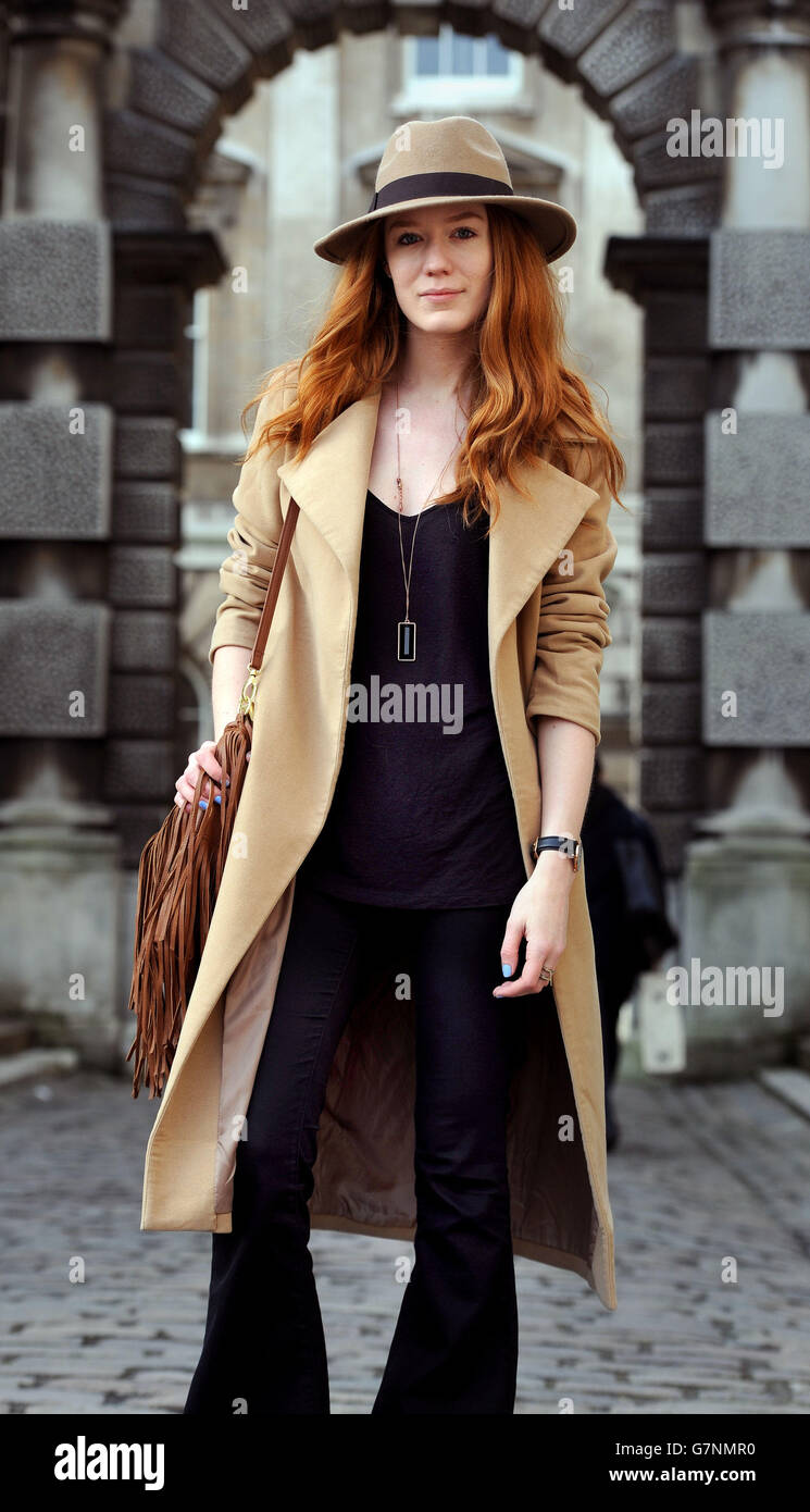 Sarah Nunn trägt einen Mantel von Irguided, gepaart mit einem Primark Hut und H&M Tasche im Somerset House, London, während sie an einer Londoner Fashion Week teilnimmt. Stockfoto