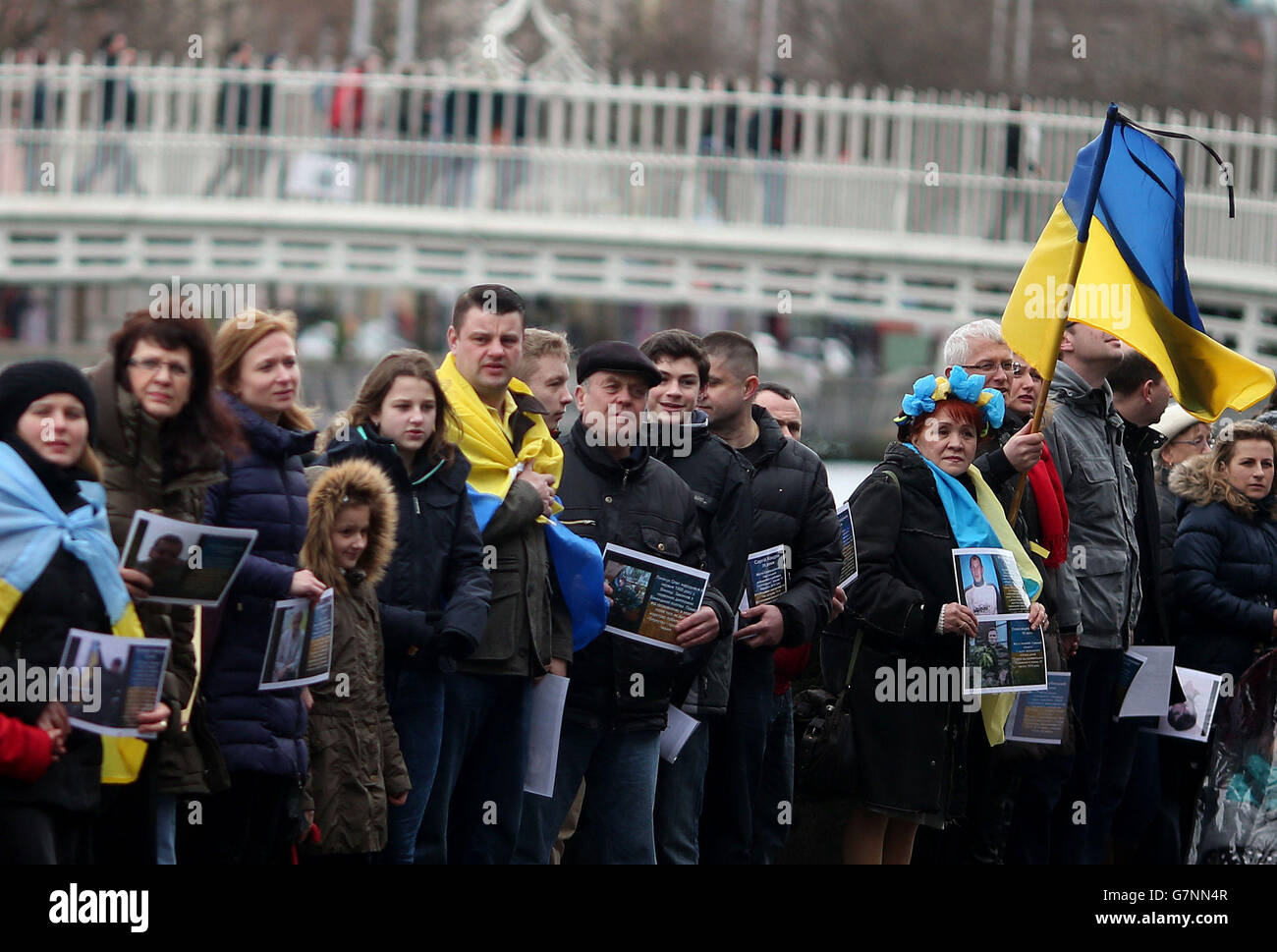 Menschen nehmen an der "Friedenskette für die Ukraine" in Dublins Stadtzentrum Teil, um die Toten des Konflikts in der Ukraine zu ehren. Stockfoto