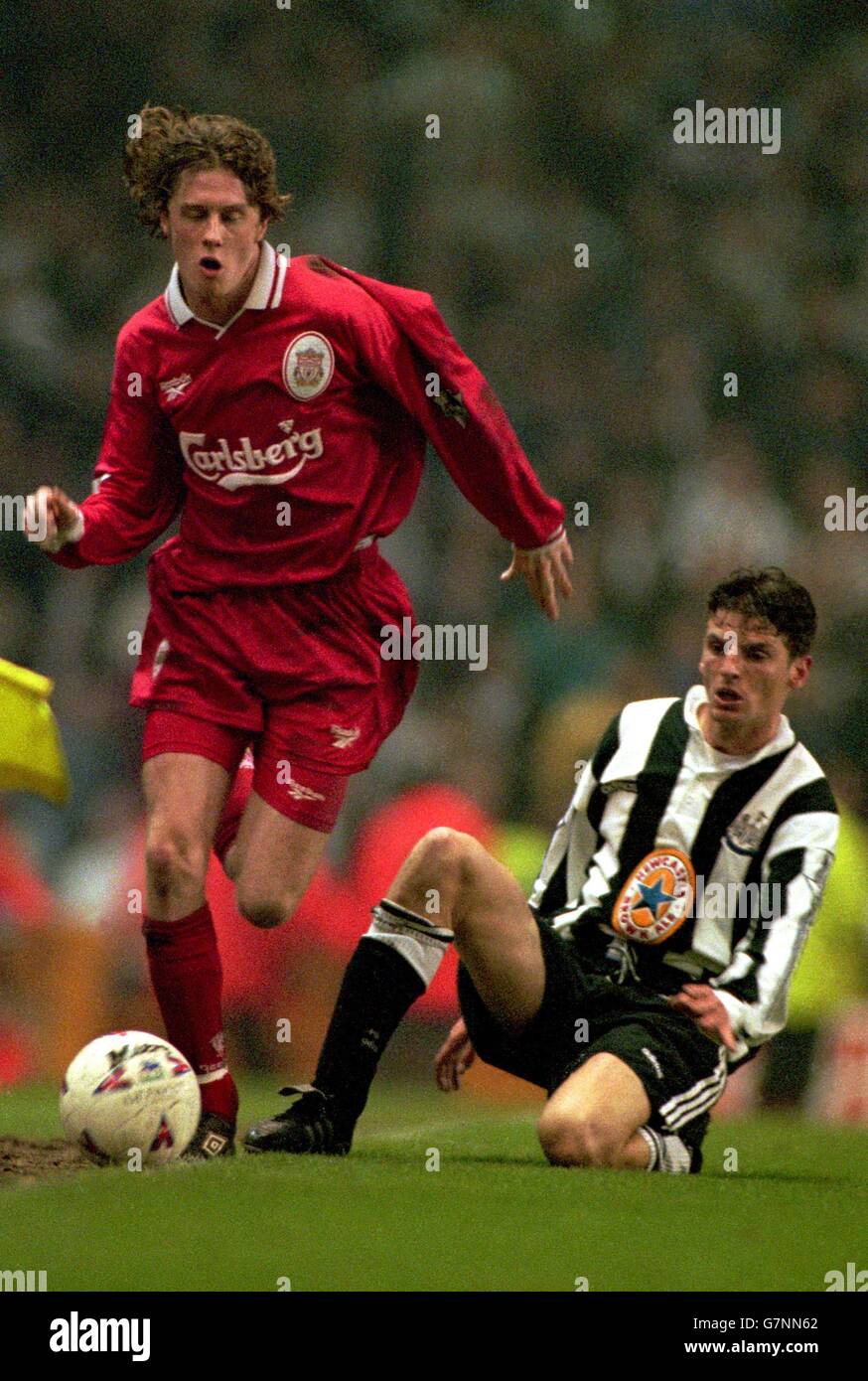 Steve McManaman, Liverpool, geht um James Crawford, Newcastle United Stockfoto