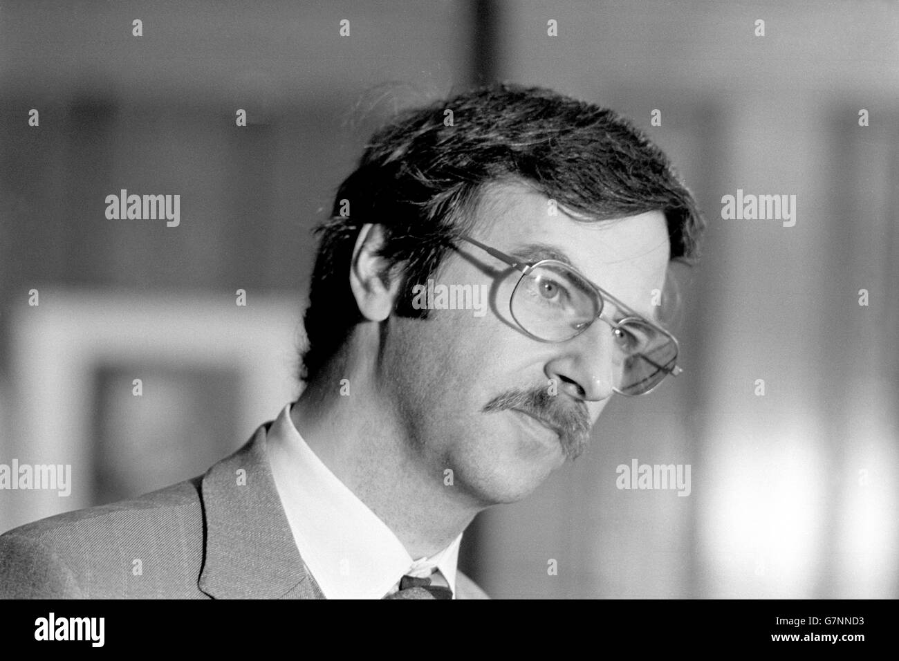 David Sharpe, der beratende plastische Chirurg im Bradford Royal Infirmary, einem der vier Yorkshire Krankenhäuser, in die die Verletzten des Feuers von Bradford City gebracht wurden. Er führte ein Team von sechs Chirurgen an, die rund um die Uhr auf die Verwundeten der Katastrophe operierten, bei denen über 50 Menschen starben und mehr als 200 verletzt wurden. Stockfoto