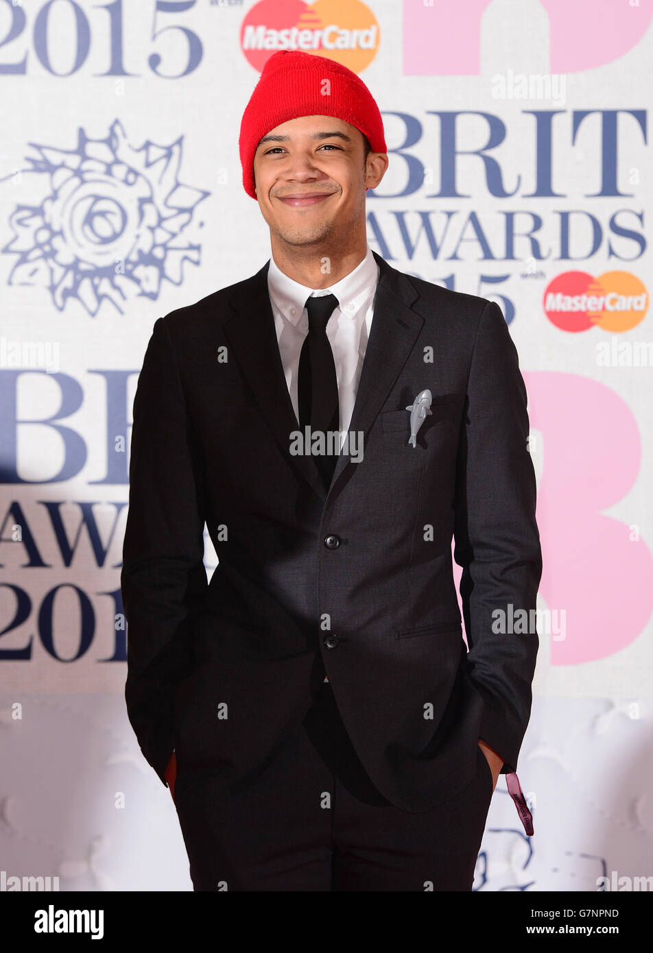 Jacob Anderson alias Raleigh Ritchie bei der Ankunft für die Brit Awards 2015 in der O2 Arena, London. DRÜCKEN SIE VERBANDSFOTO. Bilddatum: Mittwoch, 25. Februar 2015. Siehe PA Story SHOWBIZ Brits. Der Bildnachweis sollte lauten: Dominic Lipinski/PA Wire Stockfoto